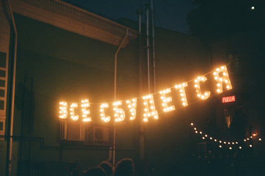 a sign that says so sweetca lit up at night