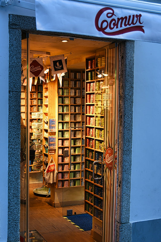 A store front with a large number of books on display